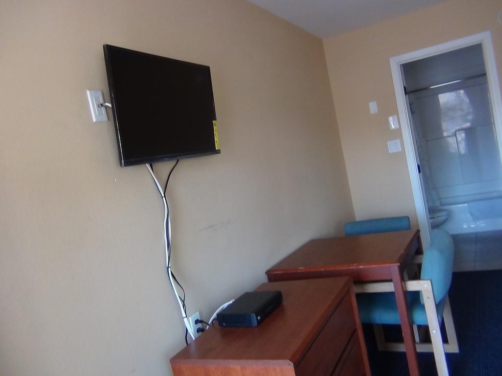 Desert Inn Motel Корона Номер фото