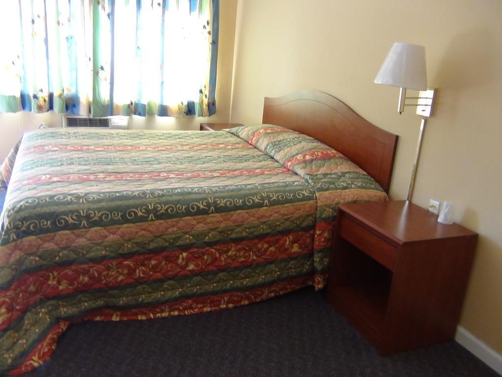 Desert Inn Motel Корона Номер фото